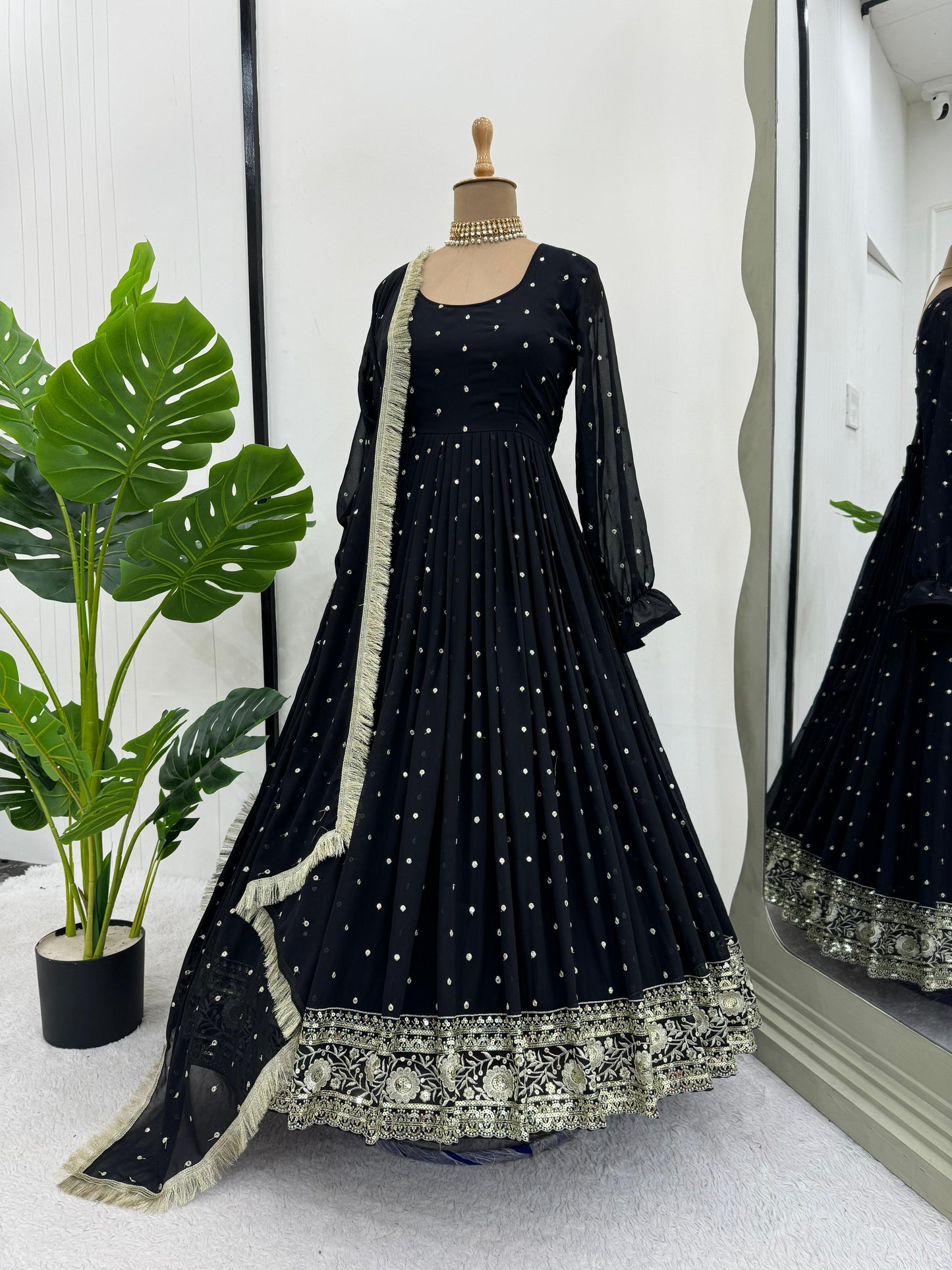 New Launching Hot selling Black color Gown